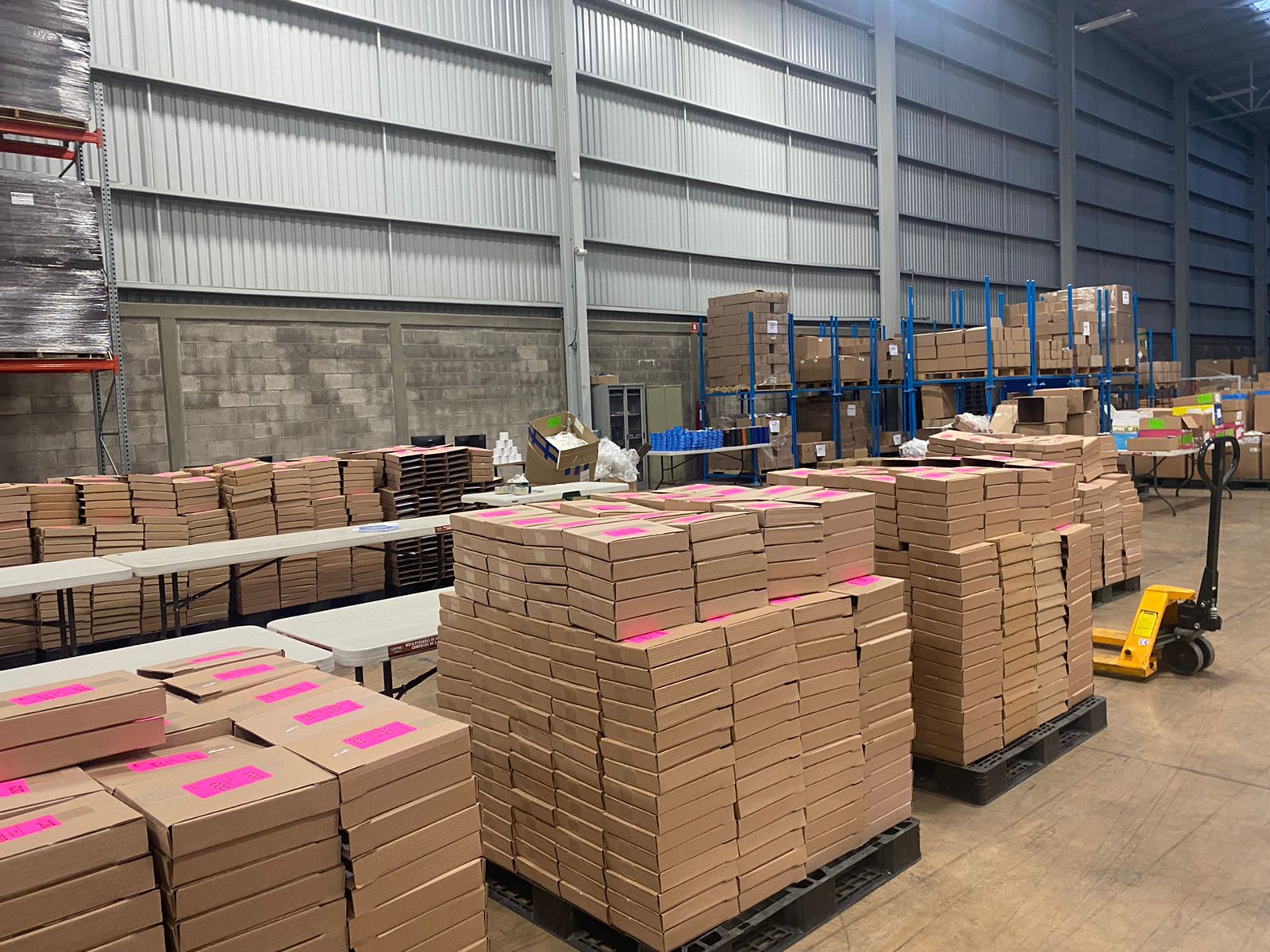 Tarimas de cajas listas para resurtido a sucursales