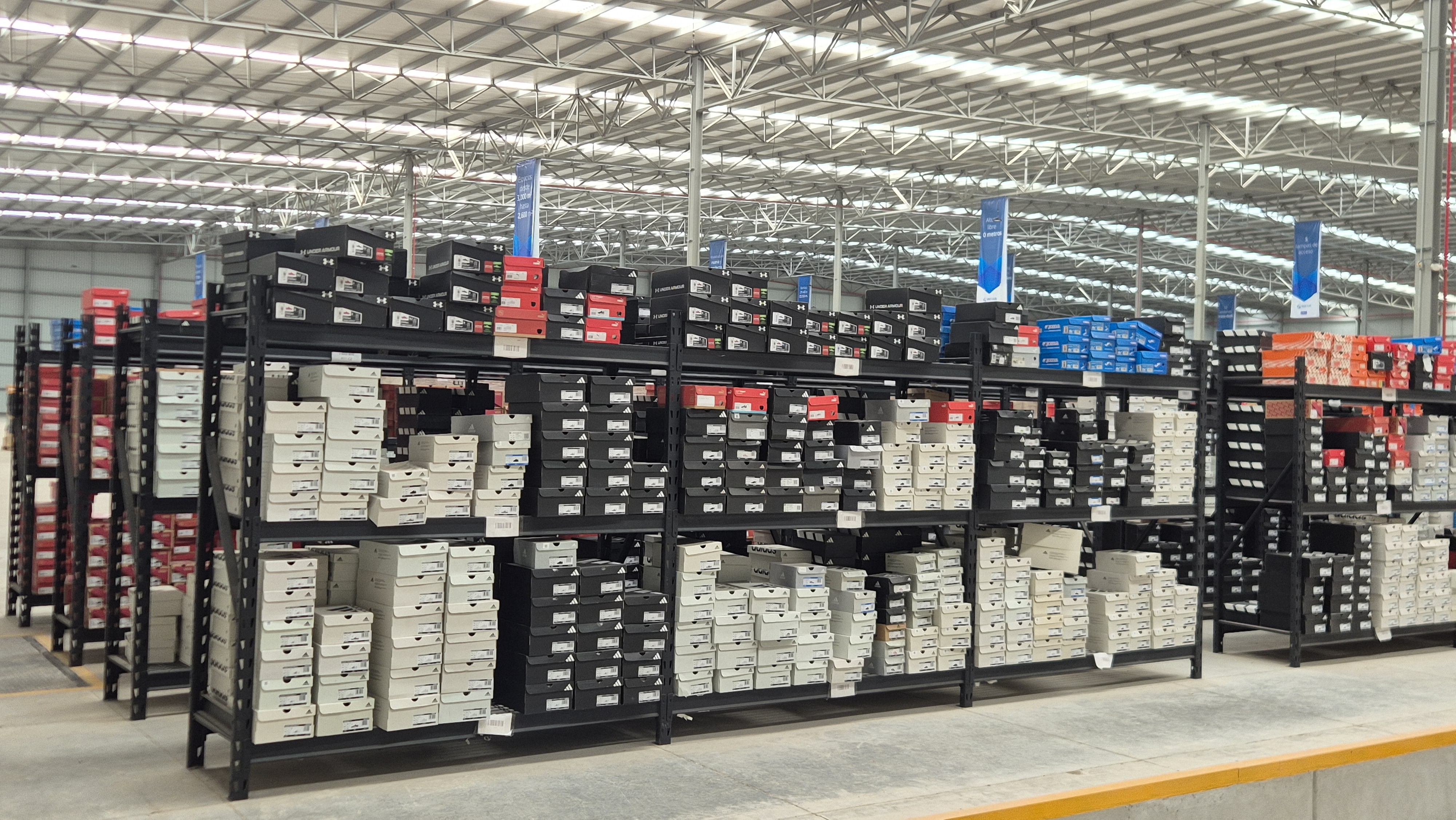 Racks de producto organizado para preparación FBA Prep en almacén Yego Fulfillment